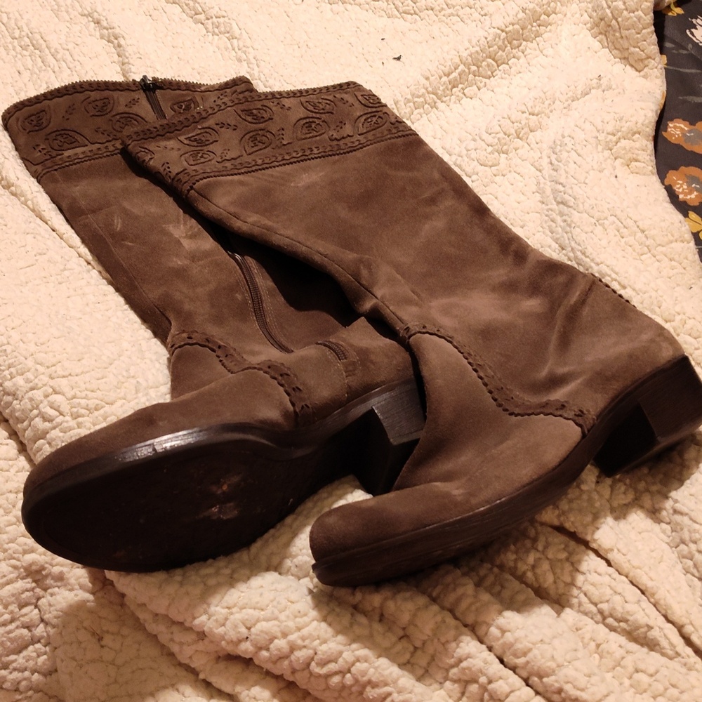 CBB10- nurture Knee High Boots 9 Brown Leather Suede Side Zip